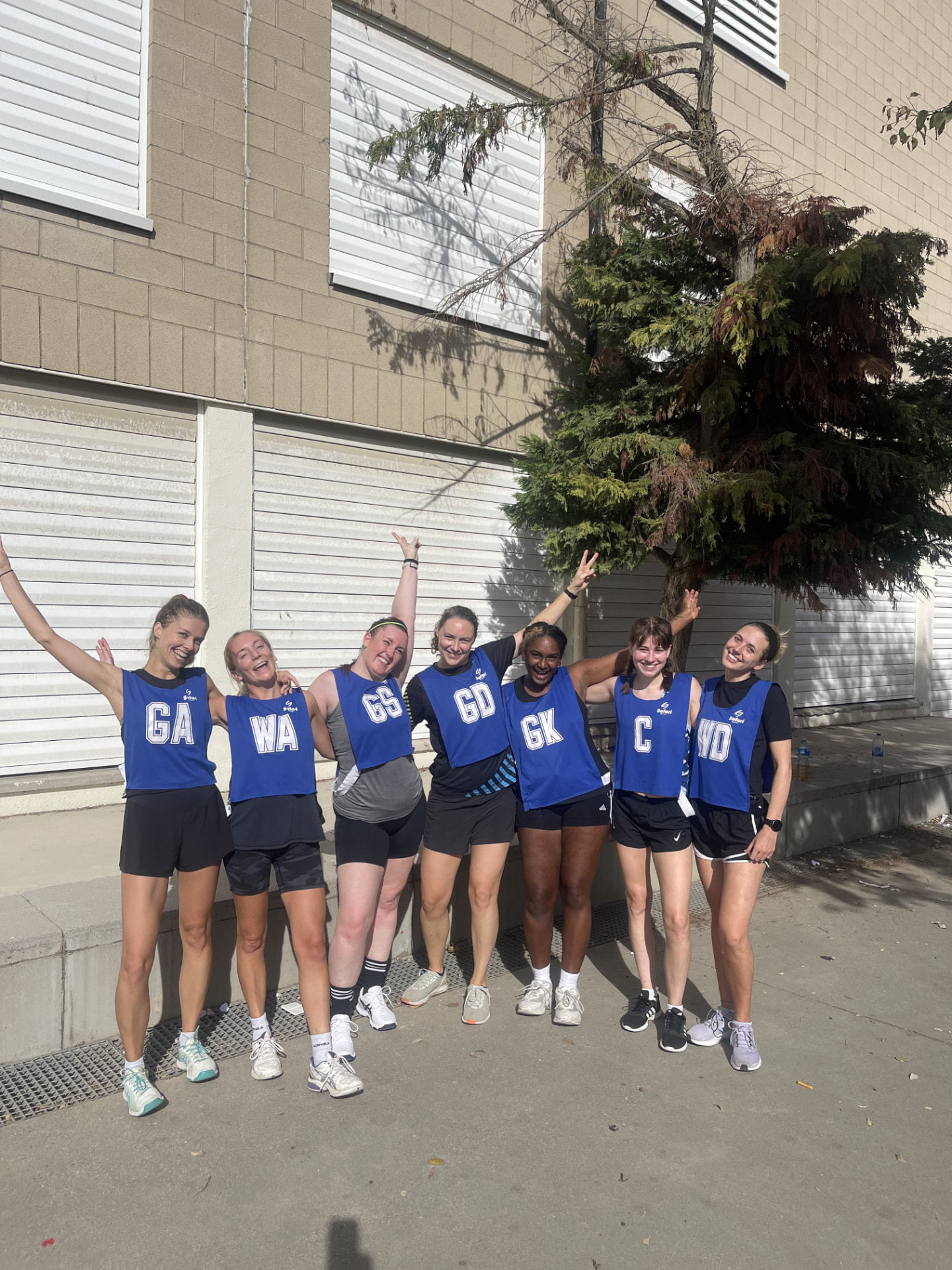 Barcelona Netball Club players celebrating together in team bibs